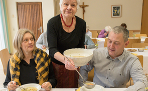 Suppenessen am Familienfasttag „Gemeinsam für eine Zukunft in eigener Hand“ ist der Slogan des heurigen Familienfasttages. Dies ist eine entwicklungspolitische Aktion der Katholischen Frauenbewegung. Kirchdorfer Frauen bereiteten köstliche Erdäpfl-,
