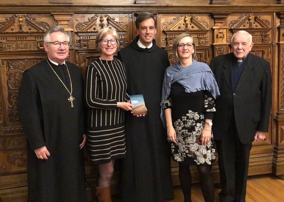 V. l.: Abt Ambros Ebhart, Brunhilde Steger (TYROLIA-Verlag), P. Bernhard Eckerstorfer, Brigitte Krautgartner (ORF Wien), Bischof em. Maximilian Aichern