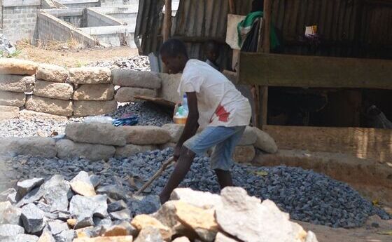 Kinder als Steineklopfer in Sierra Leone