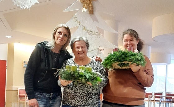 Invita sucht helfende Hände fürs Adventkranzbinden