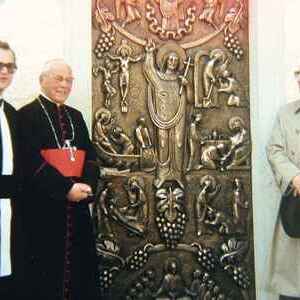 Segnung des Bronzestores an der Ost-Seite der Kirche Mit Erzbischof Eder und Künstler Peter Dimmel