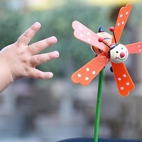 Kind mit Windrad