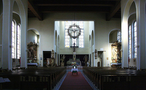  Innenansicht Richtung Altar der Pfarrkirche Hl. Geist in der oberösterreichischen Stadt Attnang-Puchheim.. © Bwag/wikimedia.org/CC BY-SA 3.0