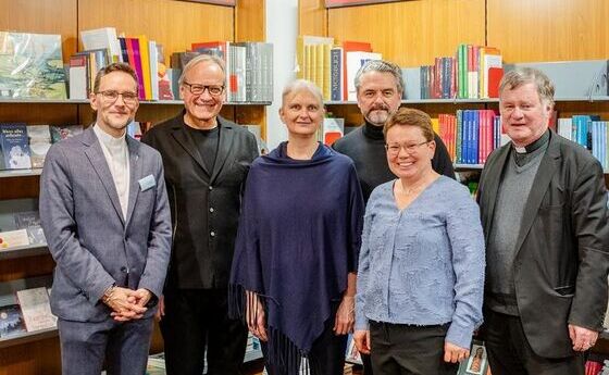 v.l.: Geschäftsführer Michael Münzner, Autor, Seelsorger und Psychotherapeut Arnold Mettnitzer, Elisabeth Birnbaum, Thomas Vogler, Shopleiterin Maria Imlinger und Bischof Manfred Scheuer.