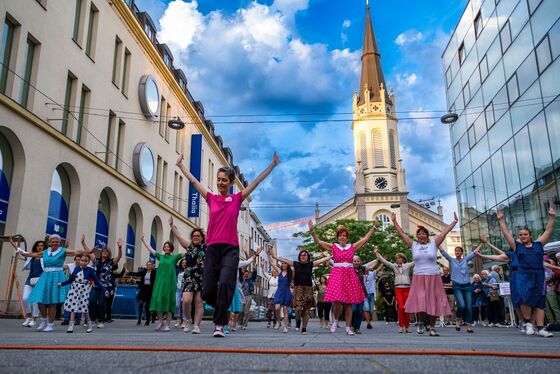 Eine Lange Nacht der Kirchen, die in Bewegung bringt: Boogie-Woogie, Swing und Rock’n Roll auf dem Martin-Luther-Platz.