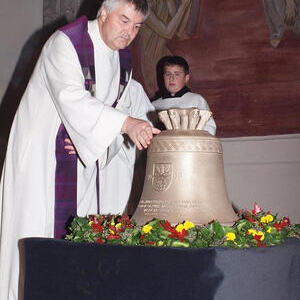 Segnung der neuen Friedhofsglocke der Pfarre Laakirchen am Allerheiligentag