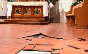 Erdbeben-Schäden an der Pfarrkirche St. Gotthard