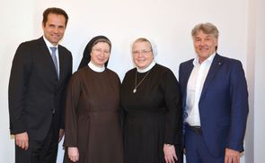 V. l.: Dr. Michael Heinisch, Sr. M. Barbara Lehner, Sr. Cordula Kreinecker, Mag. Raimund Kaplinger 