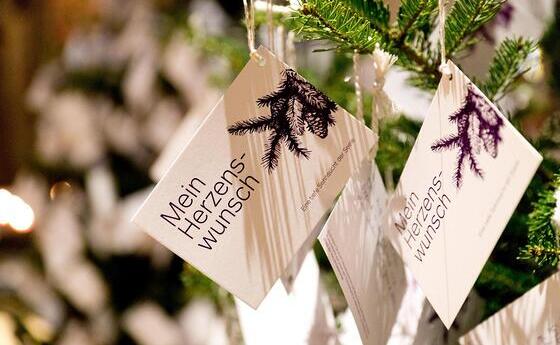 Die Dombesucher*innen sind im Advent eingeladen, ihre weihnachtlichen Herzenswünsche auf eine Karte zu schreiben und diese auf einen der aufgestellten Christbäume im Mariendom zu hängen. So entsteht ein Wald der Herzenswünsche mitten im Herzen der St