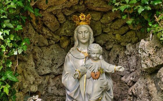 Mit Beginn des Monats Mai rückt in der katholischen Kirche traditionell die Verehrung der Gottesmutter Maria in den Mittelpunkt. 