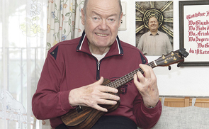 Johann Maislinger spielt wieder auf der Ukulele