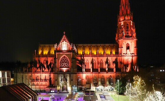 Gegen Gewalt an Frauen: Gebäude leuchten in orangem Licht