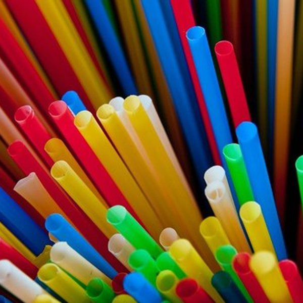 Spiele mit Trinkhalmen / @ Spiegel OÖ bunte Trinkhalme