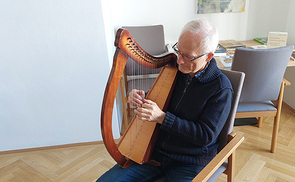 Die Schoßharfe ist eines der Lieblingsinstrumente von P. Werner.