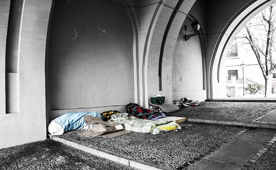 Obdachlosen Menschen Hilfe anzubieten kann Leben retten