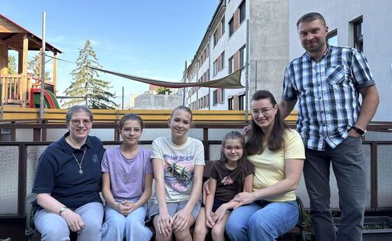 Sr. Elisabeth Knapp mit Familie Netrylov 2026 im Garten der Schwestern.