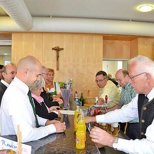Hochbetrieb an der Festausschank / Foto: HPR Riedberger Erntedankfest 2016