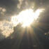Sonne strahlt durch die Wolkendecke